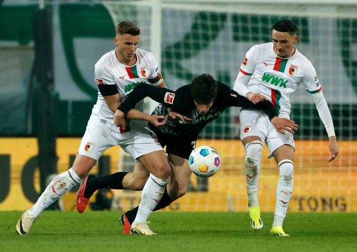 奥格斯堡 VS 弗赖堡：德甲赛场，排名悬殊球队的激烈碰撞