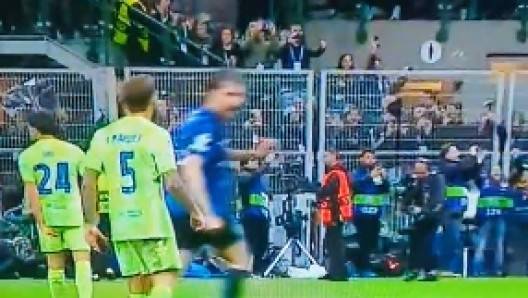 米体：伊尼戈朝阿切尔比吐口水理应被罚下，但他却能正常踢下半场